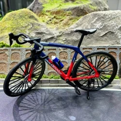 Miniatur-Fahrrad mit echten funktionierenden Pedalen