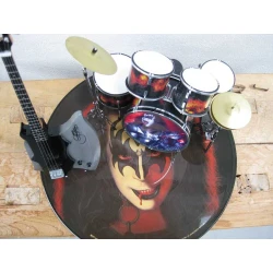 Originele Picture Disk (LP) van Gene Simmons KISS met drumstel en gitaar