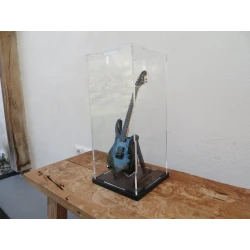 Plexiglas stolp /vitrine voor o.a. miniatuur gitaar